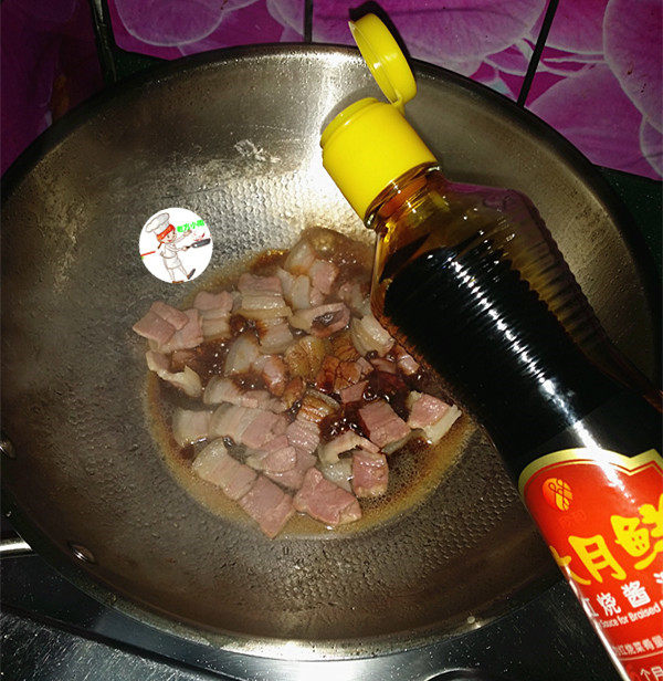 咸肉炒大蒜,稍后淋入少许红烧<a style='color:red;display:inline-block;' href='/shicai/ 692'>酱油</a>，炒匀，给肉片上色