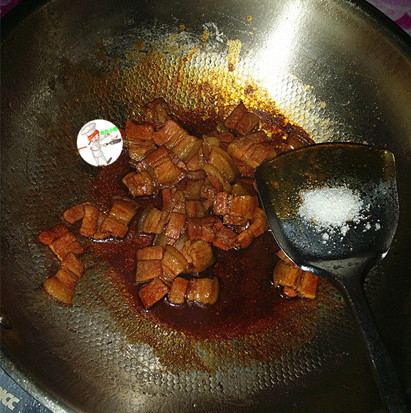咸肉炒大蒜,加入1小勺<a style='color:red;display:inline-block;' href='/shicai/ 3729'>白糖</a>,中和咸味,翻炒炒匀