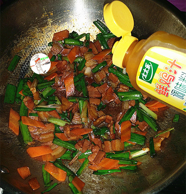 咸肉炒大蒜,最后淋入少许鲜鸡汁提鲜,炒匀即可