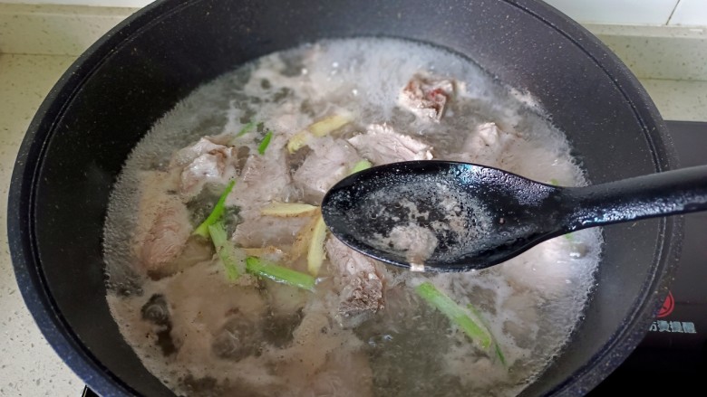 番茄烧排骨,开大火焯水,焯水期间撇去浮沫,捞出洗净控水。