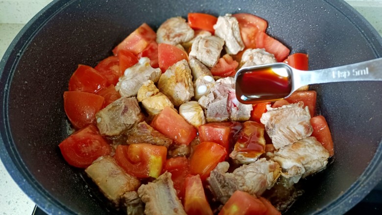 番茄烧排骨,加<a style='color:red;display:inline-block;' href='/shicai/ 721'>蚝油</a>一勺。