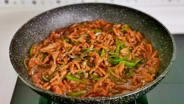 青椒肉丝盖浇饭,倒入调味汁,烧至农浓稠关火。