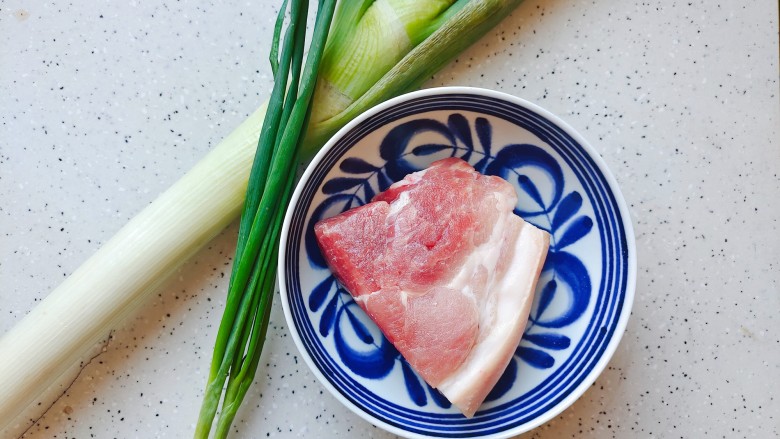 京葱炒肉丝,首先我们准备好所有食材