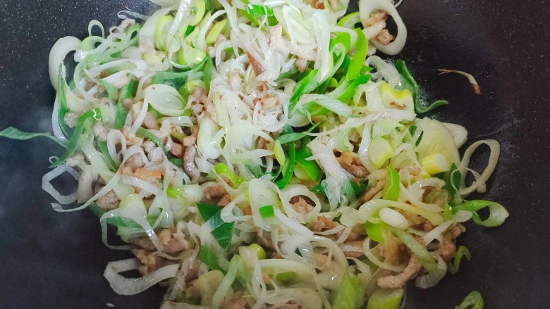 京葱炒肉丝,翻炒至京葱稍稍变软,体积变小