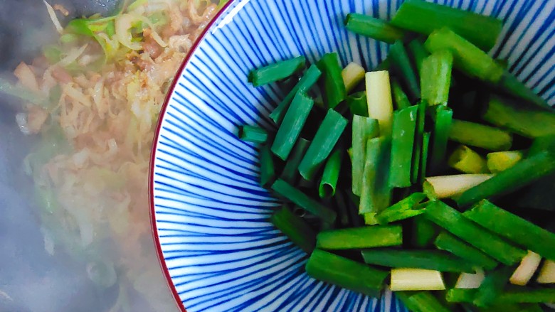 京葱炒肉丝,加入葱段,翻炒均匀,即可
