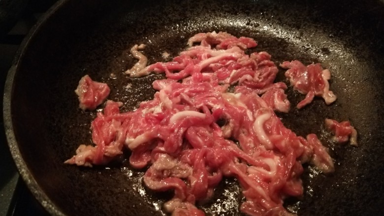 京葱炒肉丝,锅中倒入适量油烧热,倒入肉丝