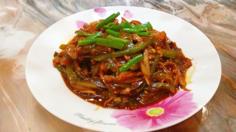 京葱炒肉丝,装盘即可食用