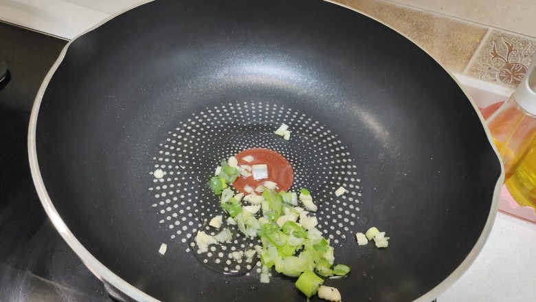 白菜烩小酥肉,锅中烧油,加入<a style='color:red;display:inline-block;' href='/shicai/ 3735'>葱蒜</a>爆香。