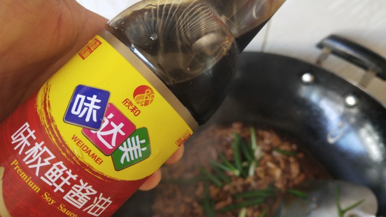 京葱炒肉丝,起锅前加入味达美味极鲜酱油少许,即可出锅
