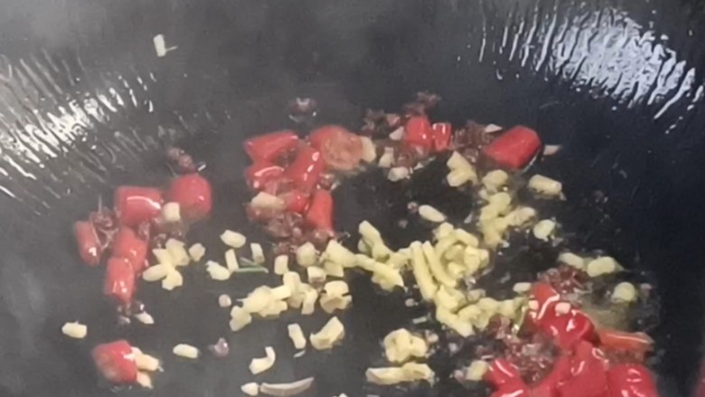 椒麻莲藕,起锅烧油,放入花椒粒爆香后,放入姜末和小米辣炒出香辣味