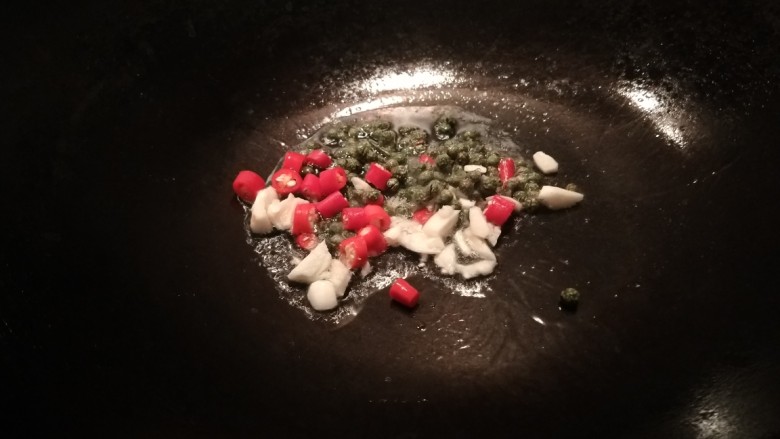 椒麻莲藕,放入香脆椒，葱蒜，小米椒炒香