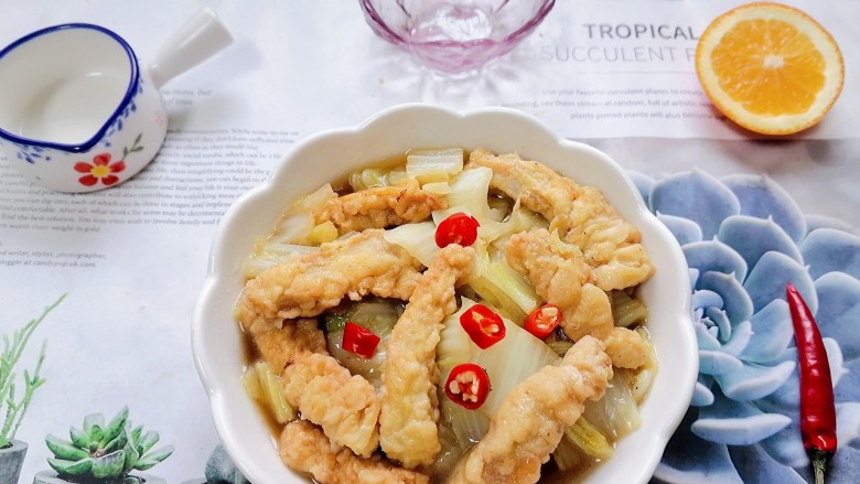 白菜烩小酥肉,拍上成品图,一道美味又可口的白菜烩小酥肉就完成了。