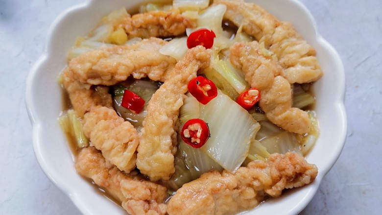 白菜烩小酥肉,装盘放上<a style='color:red;display:inline-block;' href='/shicai/ 62'>辣椒</a>点缀