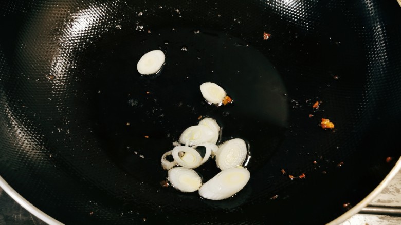 白菜烩小酥肉,锅中留下1汤匙底油,放入葱片炒香。