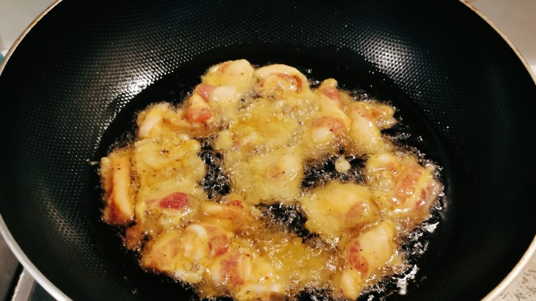白菜烩小酥肉,起油锅放入食用油,油温5-6层热放入肉片炸制。