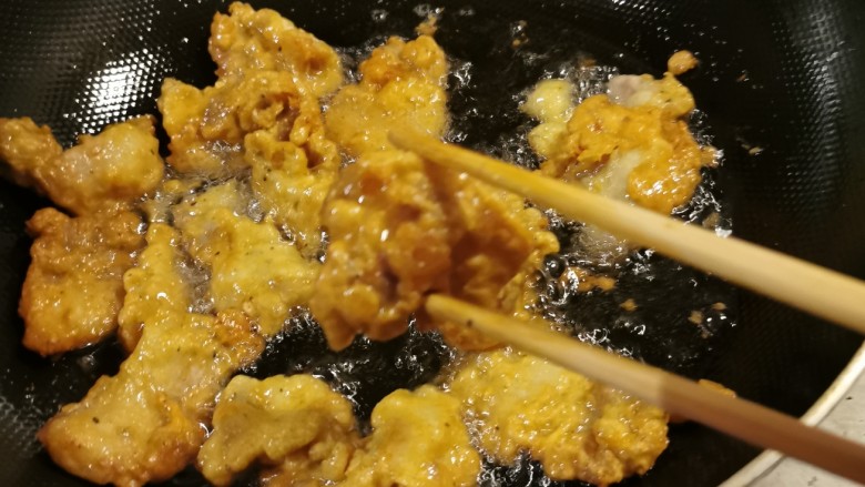 白菜烩小酥肉,炸至两面金黄色,表皮酥脆,关火出锅。