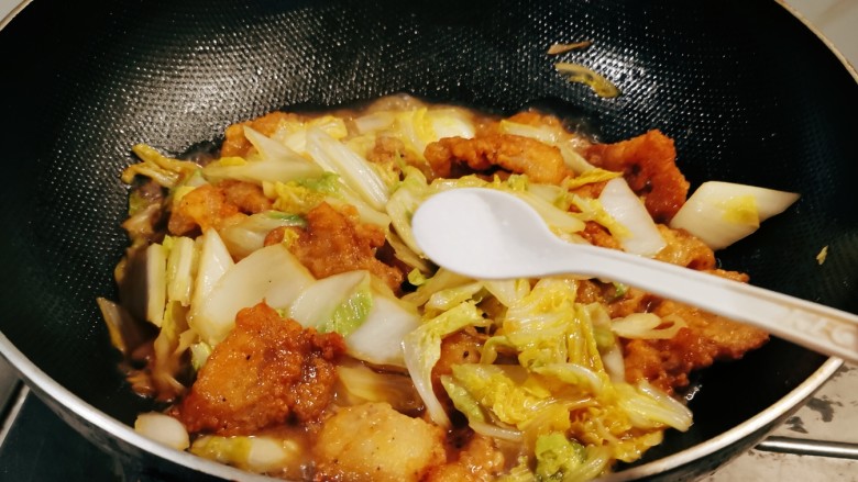 白菜烩小酥肉,添加少量清水烩小酥肉,按自己口味添加盐调味。