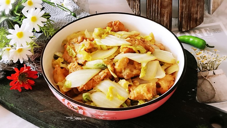 白菜烩小酥肉,出锅,装盘食用。