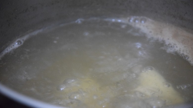鲜肉水饺,入开水锅,开盖煮两分钟