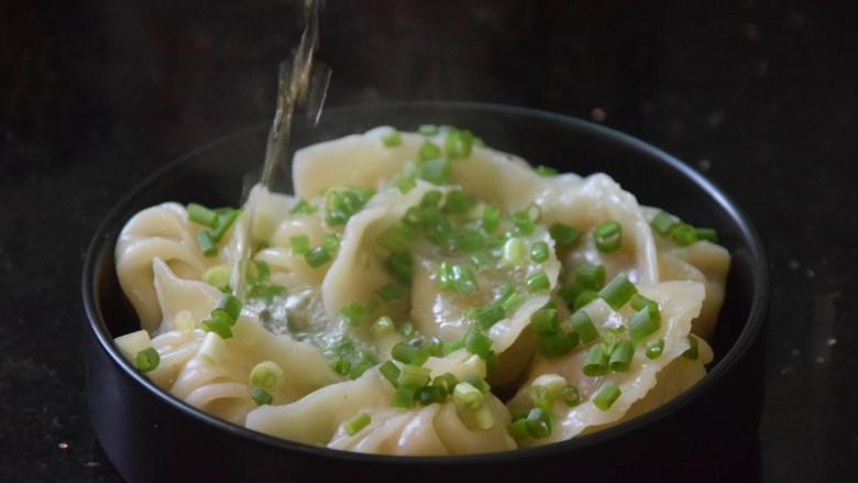 鲜肉水饺,淋上热油