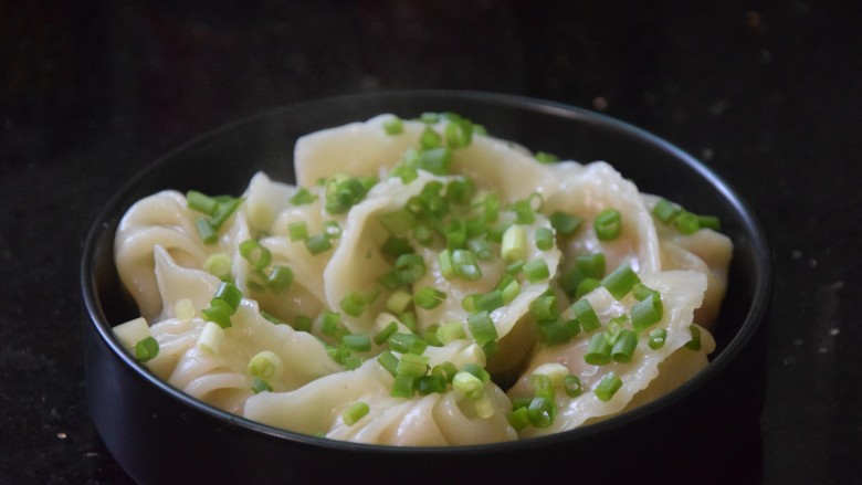 鲜肉水饺,装碗，撒上葱花