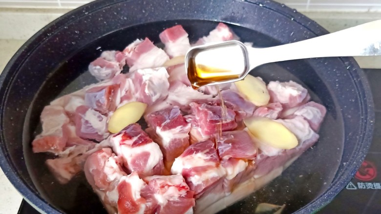 香酥五花肉,加<a style='color:red;display:inline-block;' href='/shicai/ 718'>料酒</a>两勺【五花肉切方块,猪皮不要切断】