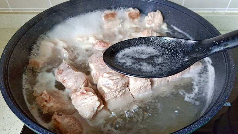 香酥五花肉,开大火焯水,焯水期间撇去浮沫 。