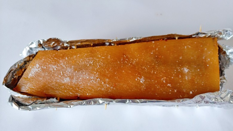 香酥五花肉,在猪皮表面均匀的刷上一层【小苏打与盐少许,混合在一起再刷】