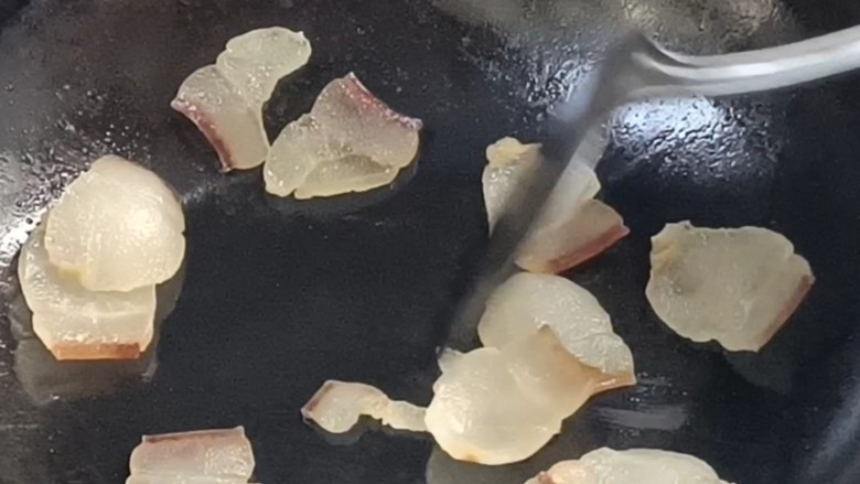 口蘑腊味豆腐,再起锅放入腊肉,煸炒出油