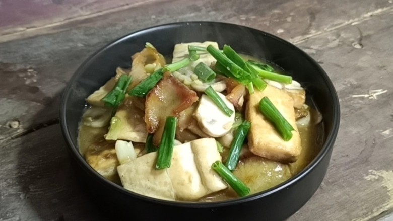 口蘑腊味豆腐,出锅装盘,撒上葱花