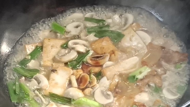 口蘑腊味豆腐,淋入<a style='color:red;display:inline-block;' href='/shicai/ 788'>生抽</a>拌匀