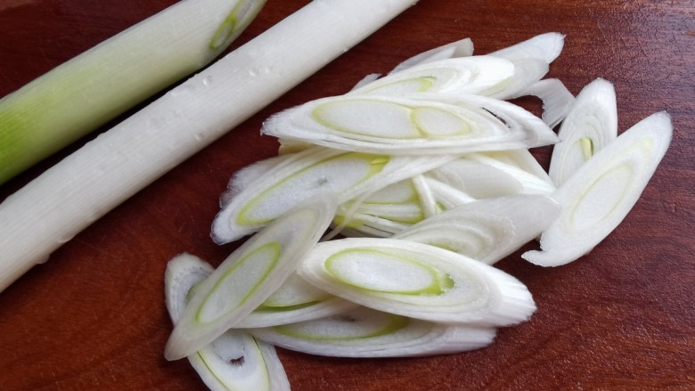 京葱炒肉丝,大葱剥去外皮切成丝,大葱最好只用葱白部分。