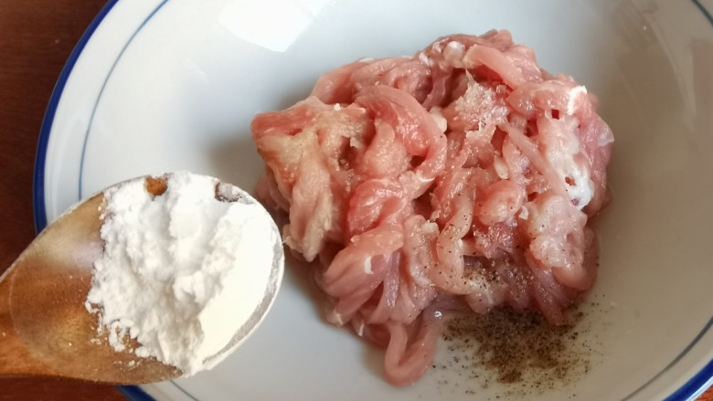 京葱炒肉丝,加入淀粉,抓拌均匀让肉丝入味。