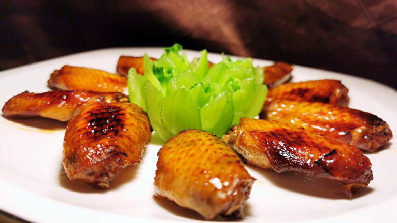 蜂蜜鸡翅,烤好的蜂蜜鸡翅码盘,中间用上海青玫瑰花装饰,一下子颜值爆棚啦