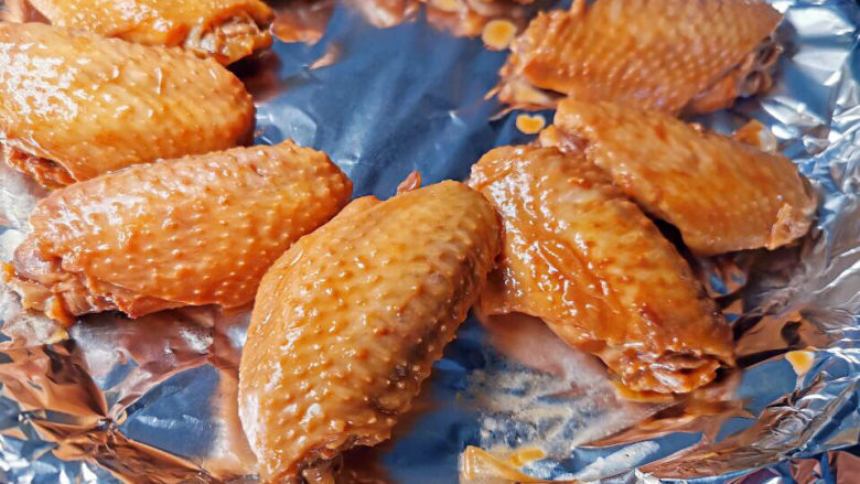 蜂蜜鸡翅,烤盘垫锡纸,将鸡翅中码好