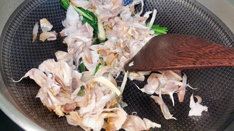 蜂蜜鸡翅,葱与蒜皮爆香