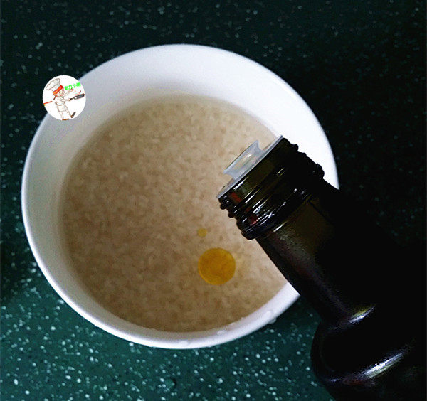 皮蛋火腿粥,<a style='color:red;display:inline-block;' href='/shicai/ 492'>大米</a>淘洗干净,放入凉水和少许亚麻籽油,搅匀浸泡1个小时
