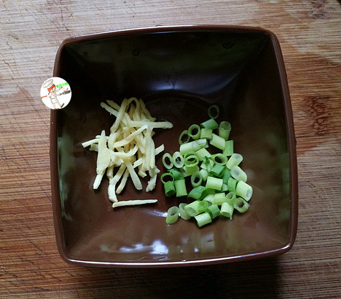 皮蛋火腿粥,煲粥的时候,来准备配菜:葱姜洗干净,葱切末,姜切丝备用