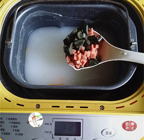 皮蛋火腿粥,按下暂停键,放入胡萝卜、皮蛋和火腿丁,继续