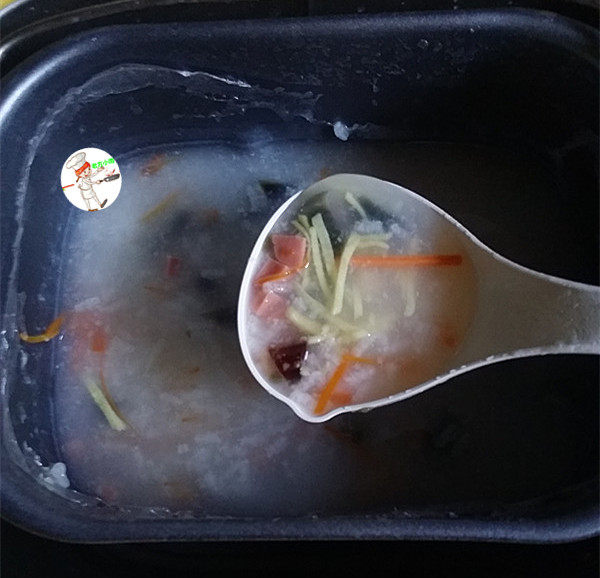 皮蛋火腿粥,然后放入姜丝,再煮5分钟
