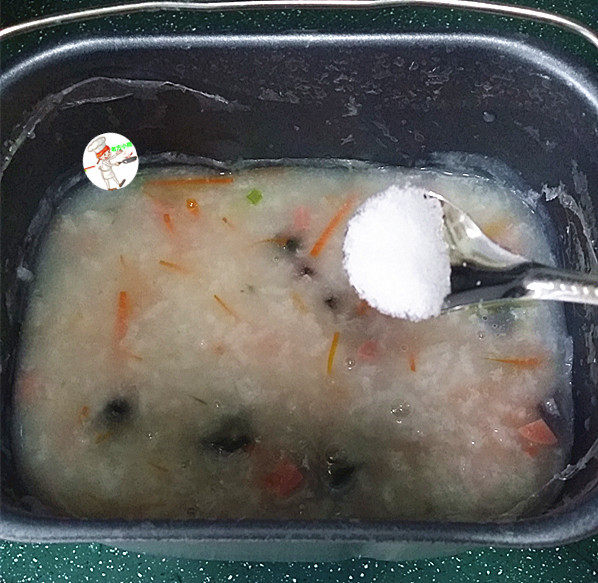 皮蛋火腿粥,程序结束取出面包桶,放入葱花和少许的食盐调味