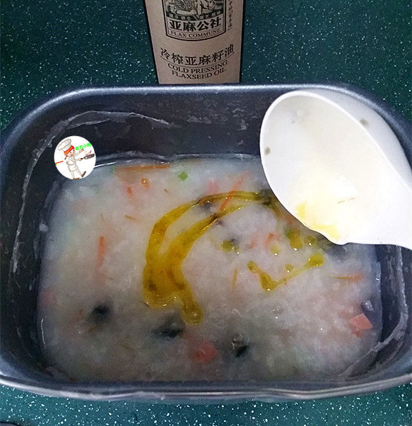 皮蛋火腿粥,最后再淋入1勺亚麻籽油,翻拌均匀