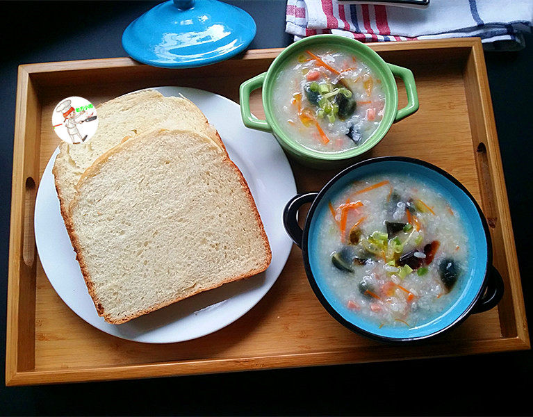 皮蛋火腿粥,早餐搭配吐司一起吃,营养又好吃,真的太美味了