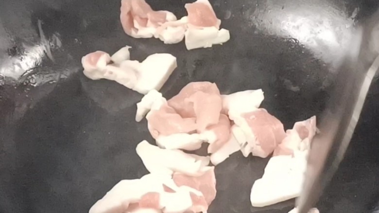 口蘑豆腐炖白菜,起锅放入五花肉,炸出油