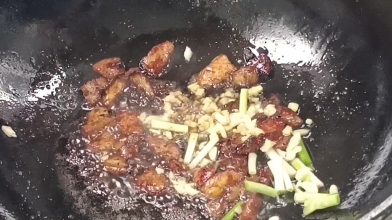 口蘑豆腐炖白菜,放入葱姜蒜,炒出香味