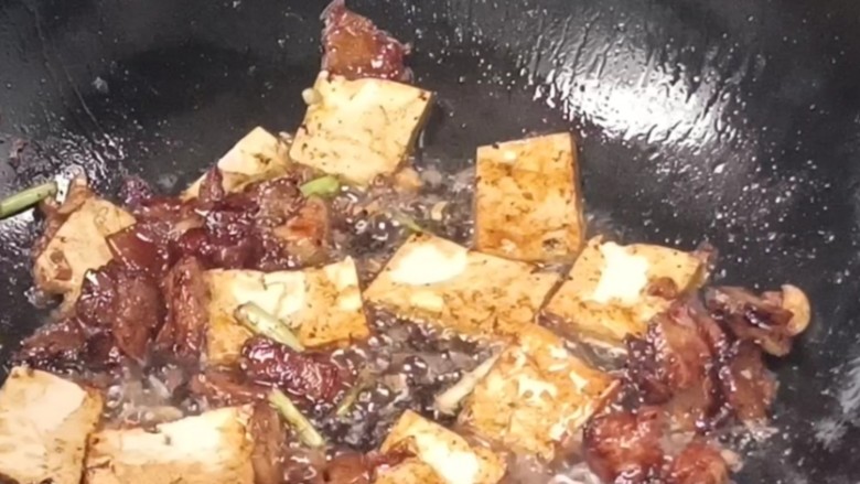 口蘑豆腐炖白菜,倒入豆腐,煎香