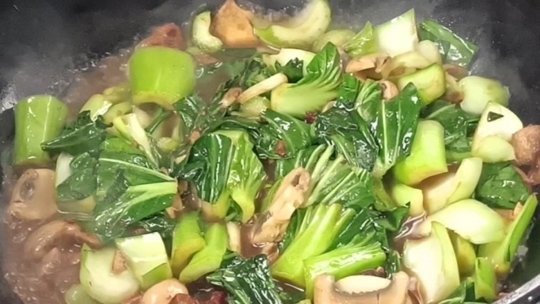 口蘑豆腐炖白菜,加入适量清水和<a style='color:red;display:inline-block;' href='/shicai/ 720'>胡椒粉</a>拌匀,煮沸后,再再煮10分钟