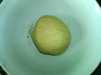 苏打饼干,放入碗中,封上保鲜膜,发酵约20分钟