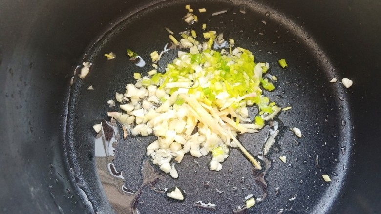 虾滑汤,锅中烧油,加入葱姜蒜爆香