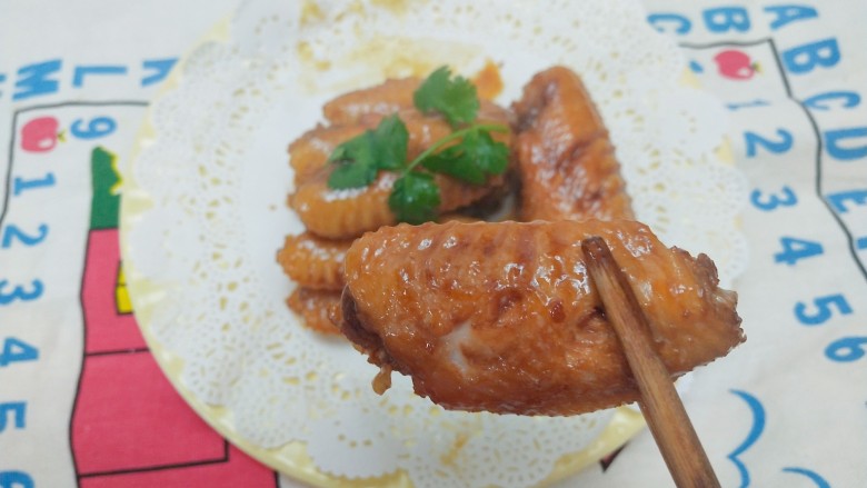 蜂蜜鸡翅,夹一个，咬一口，唇齿留香，骨肉分离